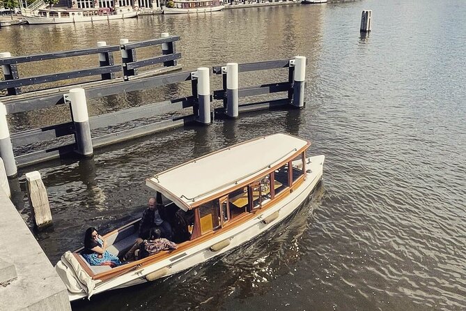 Romantic Private Boat Tour Amsterdam 90min incl welcome drink - The Guide’s Role and the Overall Atmosphere