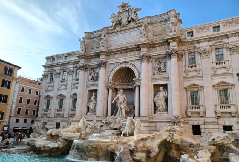 Rome by night - Exploring Piazza di Pietra and the Illuminated Hadrian’s Temple