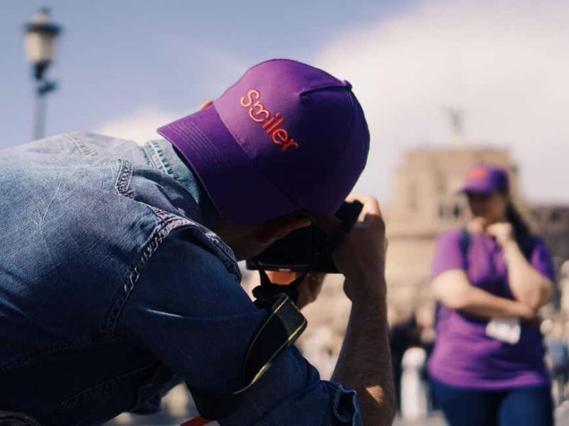 Rome: Christmas Market Photoshoot in Piazza Navona - The Photographer: Warmth, Creativity, and Local Flair
