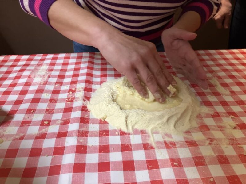 Rome Cooking Class: Handmade Tonnarelli Pasta & Tiramisu - Expert Guides and Engaging Teaching Style