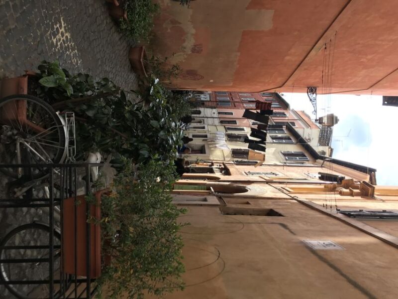 Rome: Food Tour in Trastevere with Dinner & Fine Wine - The Guides and Their Role in the Experience