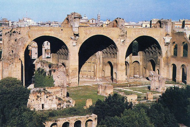 Rome: Guided Group Tour of Colosseum, Roman Forum & Palatine Hill - Climbing Palatine Hill’s Ancient Residences