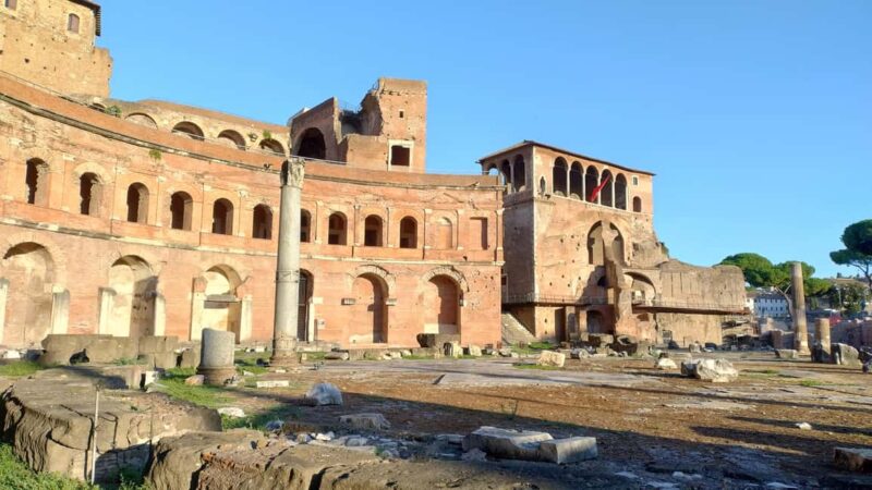 Rome: Guided outdoor tour from the Colosseum to the Imperial Fora. - Walking Along Via dei Fori Imperiali and Visiting the Roman Forum