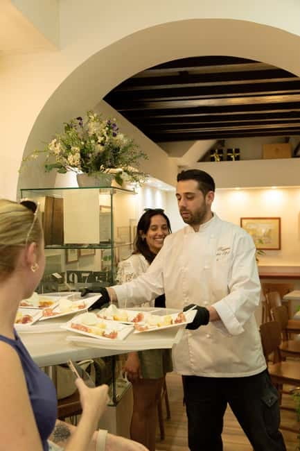 Rome: Local Food & Wine Tour in Trastevere & Campo de' Fiori - Sampling Sweets and Snacks at I Dolci di Nonna Vincenza