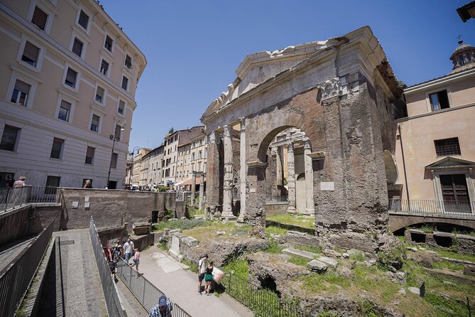 Rome: Trastevere with Underground Crypt & Jewish Ghetto tour - The Guide and Tour Pacing