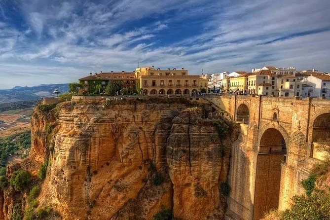 Ronda and the white village of Arcos de la Frontera Private Tour from Cadiz - The Charm of Arcos de la Frontera and Its Mountain Setting