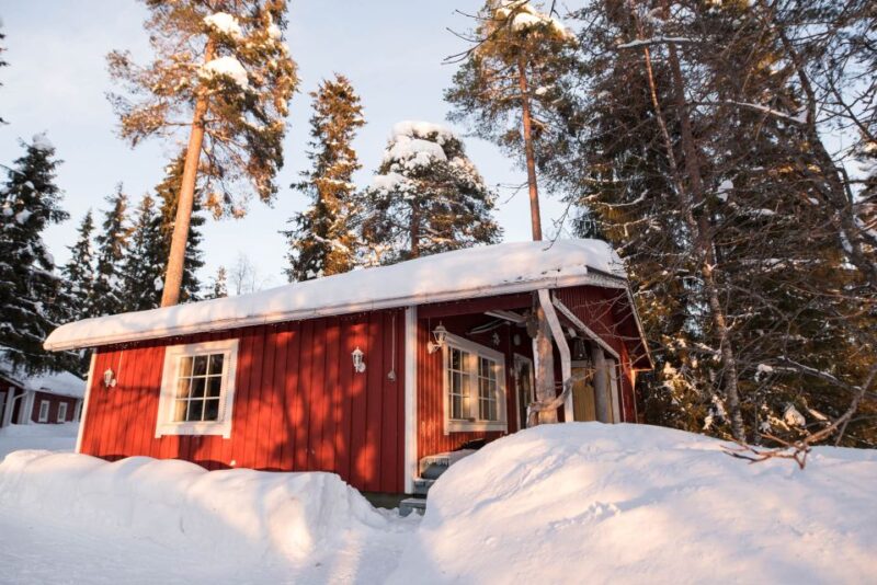 Rovaniemi: Lappish Evening Experience with Dinner - Cozy Dinner in a Wooden Cottage by the Arctic Lake