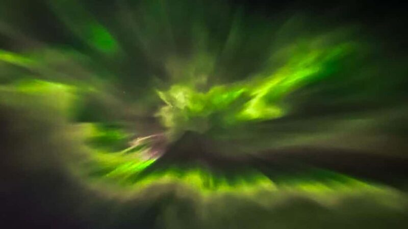 Rovaniemi: Luxury Aurora Tour with Gourmet Snacks - Professional Photography of the Aurora and Guests