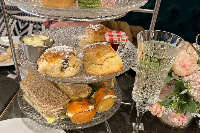 Royal English Walking Food Tour With London Food Tours - The Role of the Local Guide and Personal Experience