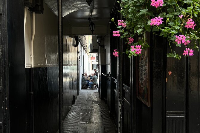 Royal Historic Pubs Walking Guided Tour in London - Insider Stories About London Royals and Celebrities