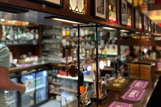 Royal Historic Pubs Walking Guided Tour in London - The Guides Style and Knowledge