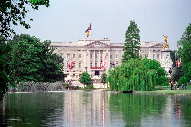 Royal London Guided Sightseeing Tour and Thames River Cruise - Arriving at Buckingham Palace and the Guard Ceremony