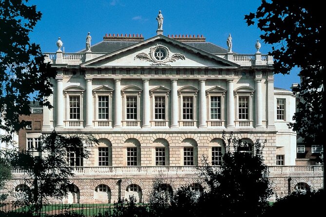 Royal London Walking Tour with High Tea at Kensington Palace - Exploring The Mall and Its Royal Significance