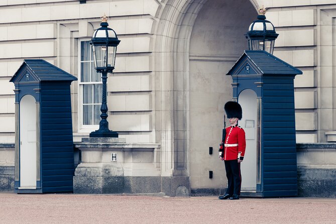 Royal London Walking Tour with High Tea at Kensington Palace - Honoring War Heroes: The Bomber Command Memorial