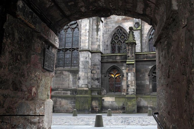 Royal Mile and Edinburgh Castle - Small Group Walking Tour - Edinburgh’s History and the Role of the Castle in a Compact Tour