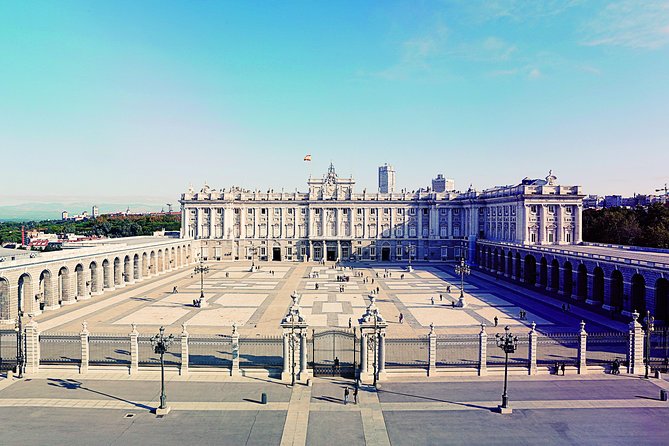 Royal Palace of Madrid Early Entrance Tour Skip-The-Line Ticket - The Guide’s Role in Enhancing the Experience