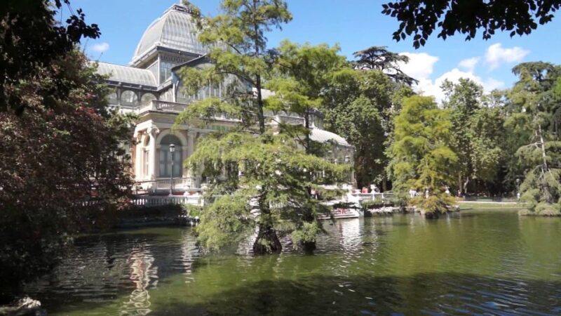 Royal Palace of Madrid Skip-the-Line and Retiro Park Tour - Professional Guides and Engaging Narration