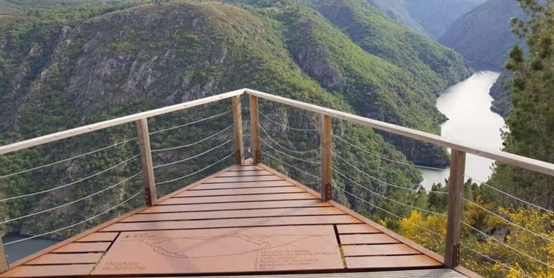 Ruta Ribeira Sacra and Sarria: Between Vineyards, History and the Way of Saint James - Navigating the Miño River and the Terraced Vineyards