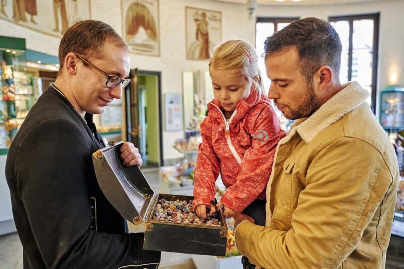 Saalfeld: Familienführung im Schaubergwerk Feengrotten - Discover the Fairy Grottoes of Saalfeld