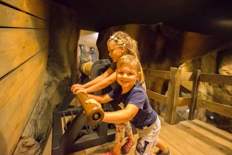 Saalfeld: Familienführung im Schaubergwerk Feengrotten - The Experience Guides and Their Approach