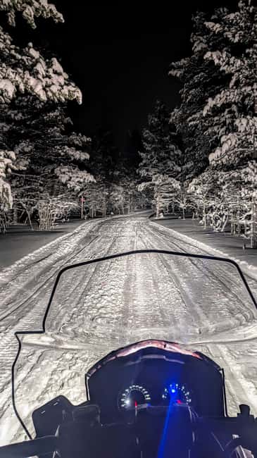 Saariselkä: Aurora Snowmobile Tour - Warm Drinks and the Night Sky Experience