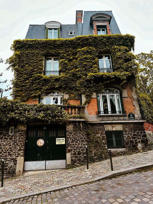 Sacré-Cur de Montmartre Guided Tour - Hidden Local Highlights and Saint Pierre Church