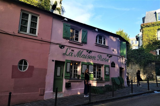 Sacred Heart and Montmartre with private guide - The Legend of Château des Brouillards and Square Suzanne-Buisson