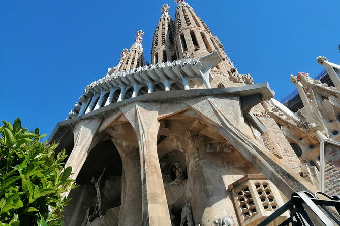 Sagrada Familia and Park Guell Guided Tour with Transport - Pacing and Tour Duration