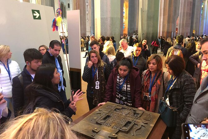 Sagrada Familia English Guided Tour & Optional Tower Access - Key Points