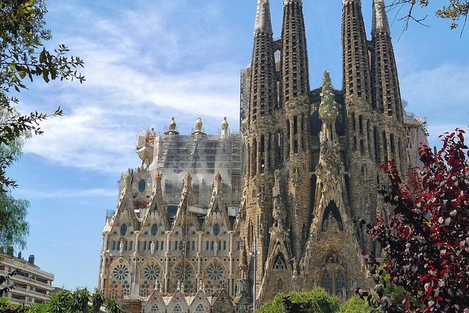 Sagrada Familia: Fast Track Guided Tour with optional Tower - Key Points
