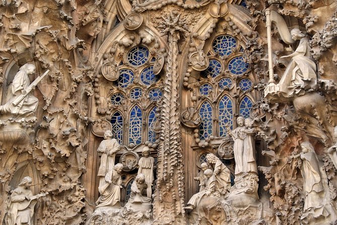 Sagrada Familia: Fast Track Guided Tour with optional Tower - Practical Information: Tour Logistics and Accessibility