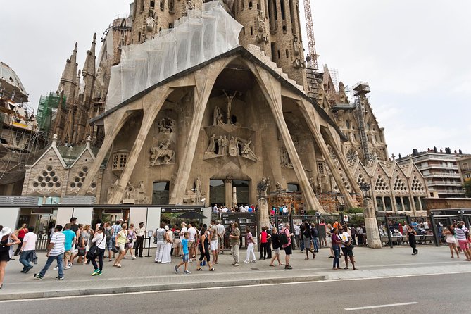 Sagrada Familia Guided Tour with Towers Access - Tower Access: Views and Practical Considerations