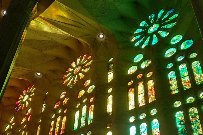 Sagrada Familia Guided Tour with Towers Access - La Sagrada Familia Tower Tour: A Detailed Experience for Architecture Lovers