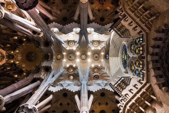 Sagrada Familia Monolingual Tour with Skip the Line Ticket - Pacing and Crowd Management