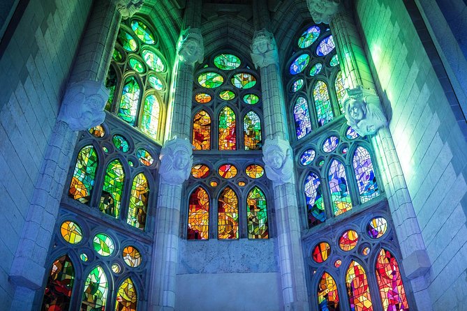 Sagrada Familia Monolingual Tour with Skip the Line Ticket - Practical Tips for Visitors