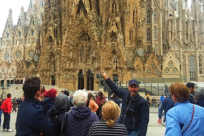 Sagrada Familia & Montserrat Small Group Tour with Hotel pick-up - Vibrant Placa Reial and Architectural Gems