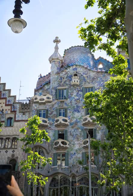 Sagrada Família & More: Barcelona Tour + Candy Tasting - Strolling along Passeig de Gràcia