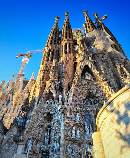 Sagrada Familia Private Tour with Entry Ticket in English - Discover the Sagrada Familia with a Professional Architect Guide