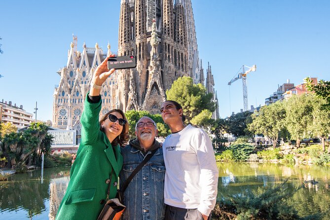 Sagrada Familia Small Group Guided Tour with Skip the Line Ticket - Discovering the Facades and their Significance