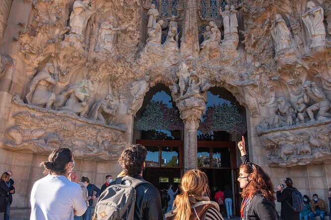 Sagrada Familia Small Group Guided Tour with Skip the Line Ticket - The Experience of the Interior: Light, Space, and Symbolism