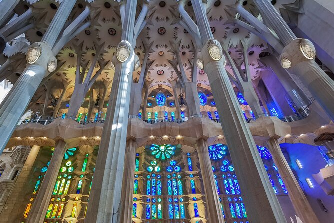 Sagrada Familia Small Group Guided Tour with Skip the Line Ticket - The Role of the Guide and Small Group Dynamics