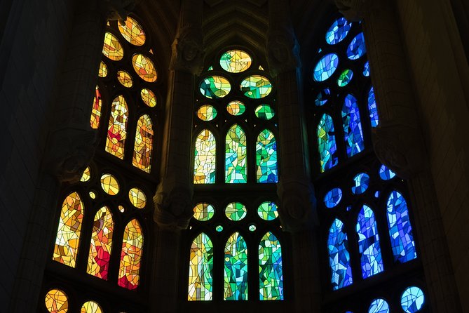 Sagrada Familia Small Group Tour with Skip the Line Ticket - The Benefits of a Guided Tour with Headsets