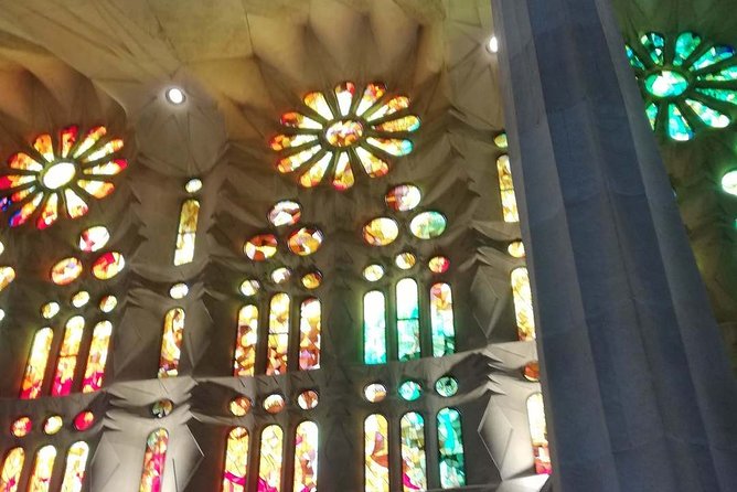 Sagrada Familia Small Group Tour with Skip the Line Ticket - Accessibility and Crowd Management