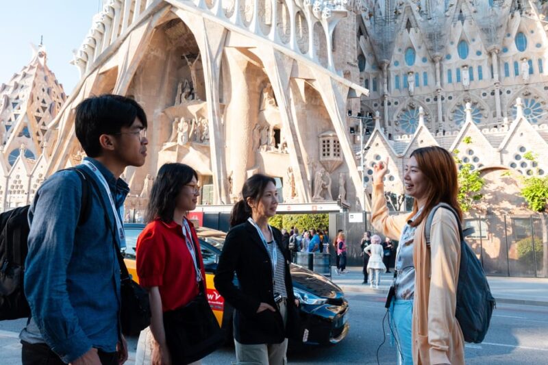 Sagrada Familia Tour with Express Entry and Local Guide - Open-Ended Exploration After the Guided Tour
