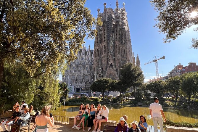 Sagrada Familia Tour with Express Entry and Local Guide - Practical Details: Meeting Point and Group Size