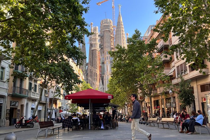 Sagrada Familia Tour with Express Entry and Local Guide - Timing, Pacing, and Audience