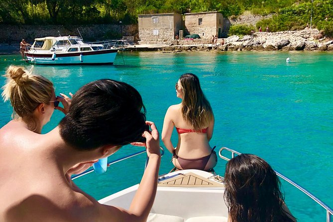 Sail, see, stop, photograph (4 hours) - Guides and Customer Satisfaction