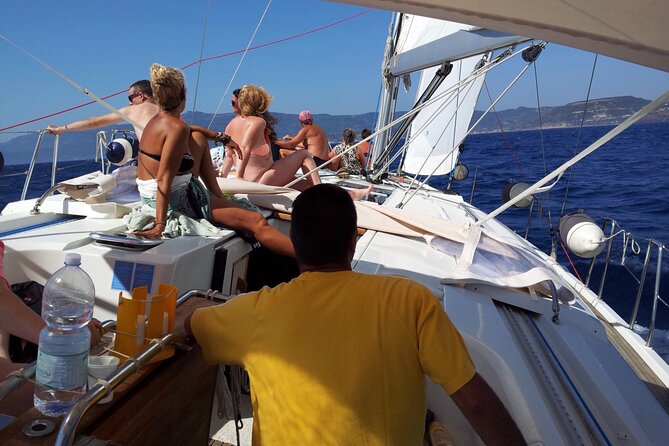 Sailing day trip - A Fresh, Onboard Lunch with Local Wines