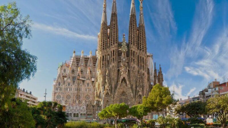 Sailing Experience, Sagrada Familia & Park Guell - Logistics and Meeting Points for a Smooth Day