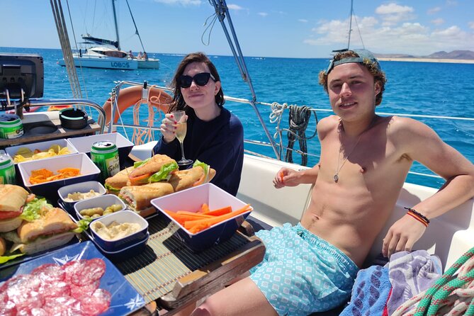 Sailing tour around the Lobos Island Natural Park / 4h - Navigating the Stunning Coast of Lobos Island